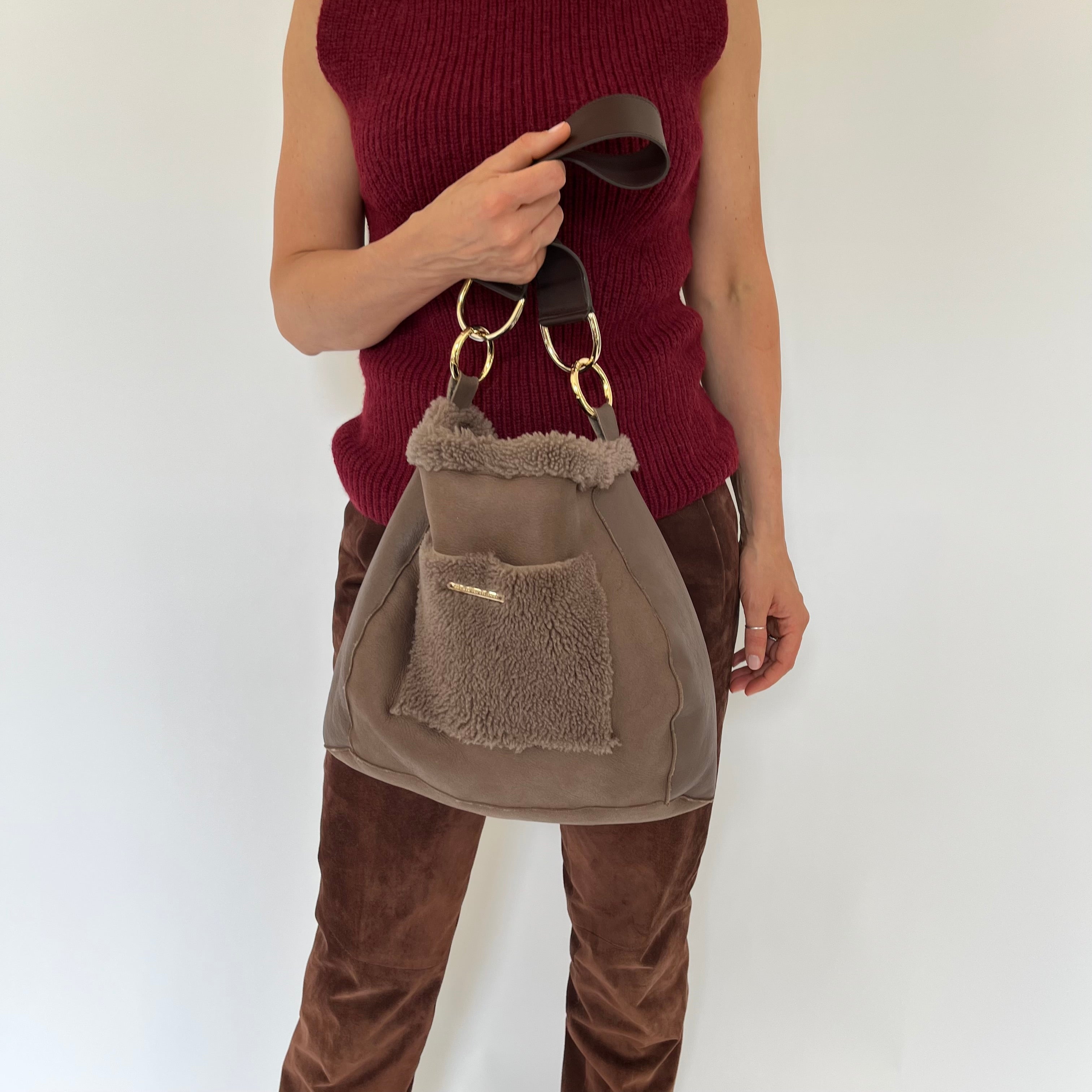 NORA SMALL TASCHE SHEARLING NOUGAT