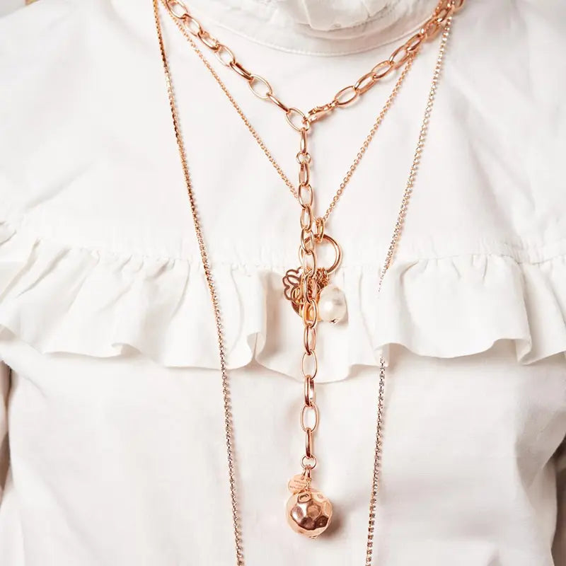 Roségoldenes Halsketten-Layering-Set mit Gliederkette, Venezianerkette und Anhängern aus Perle und Kugelanhänger