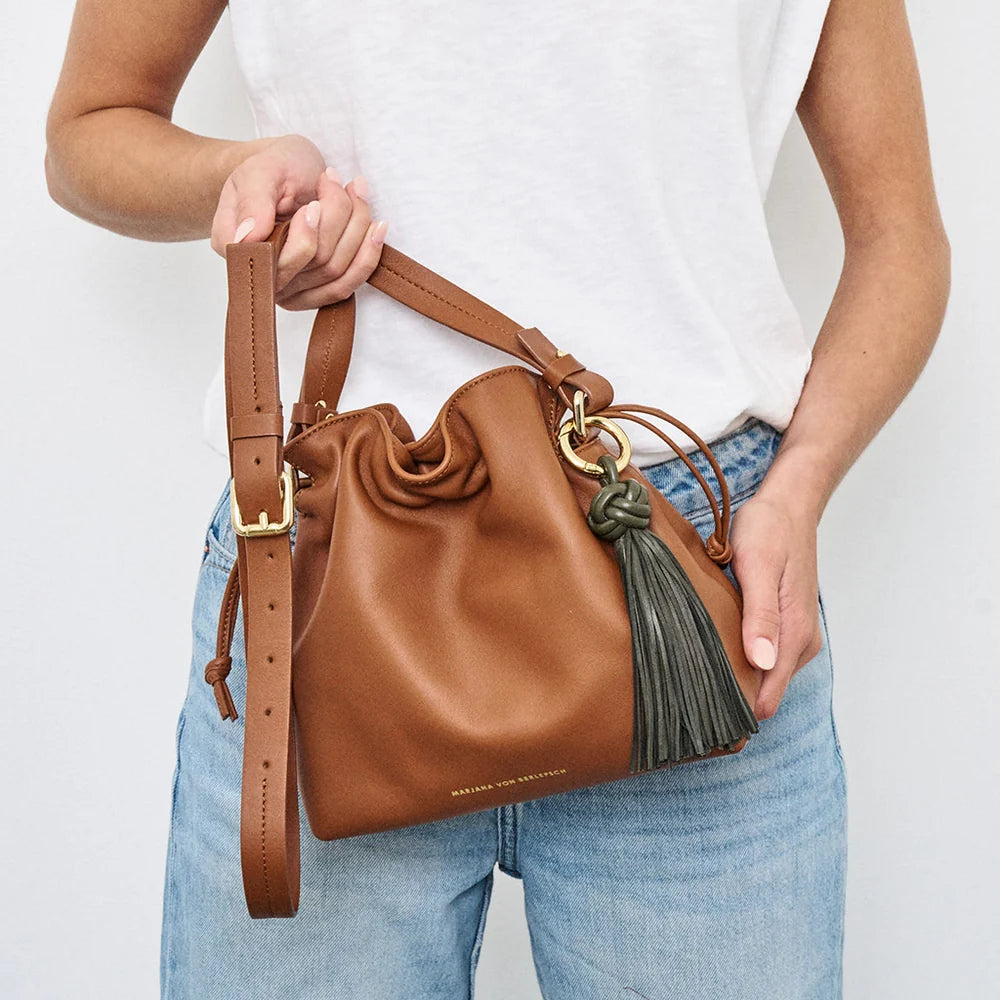 VISION Anhänger in Khaki mit Quaste und Knoten an einer cognacfarbenen Tasche mit goldfarbenem Ring