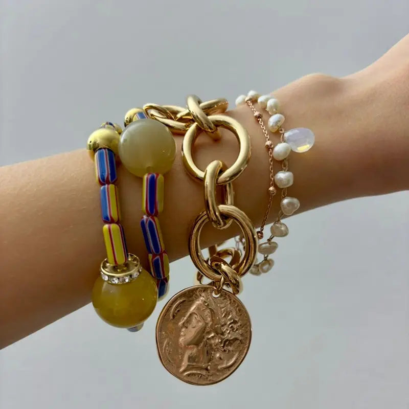 Goldenes Armband-Layering mit buntem Perlenarmband, großer Ringkette mit Münzanhänger und Süßwasserperlenarmband